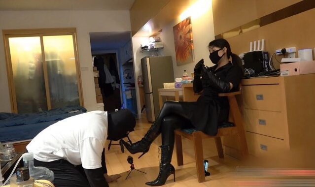 Mistress Jing&#39;er | Taming her husband with leather boots and stockings, trampling and training, teaching her husband the rules to become an obedient dog under her feet!