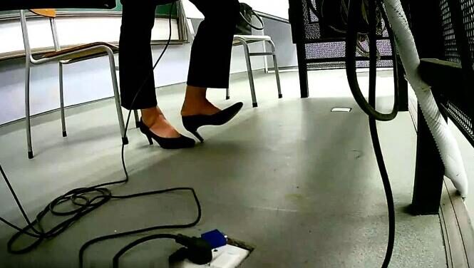 Candid Photography | Real Record of Female Teacher Taking Off Her Shoes to Dry Her Feet to Tease Students in Class