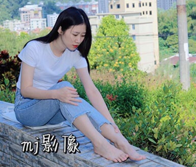 Pary学生模拍 | 极品美女小芳公园脱掉鞋袜展示极品美脚